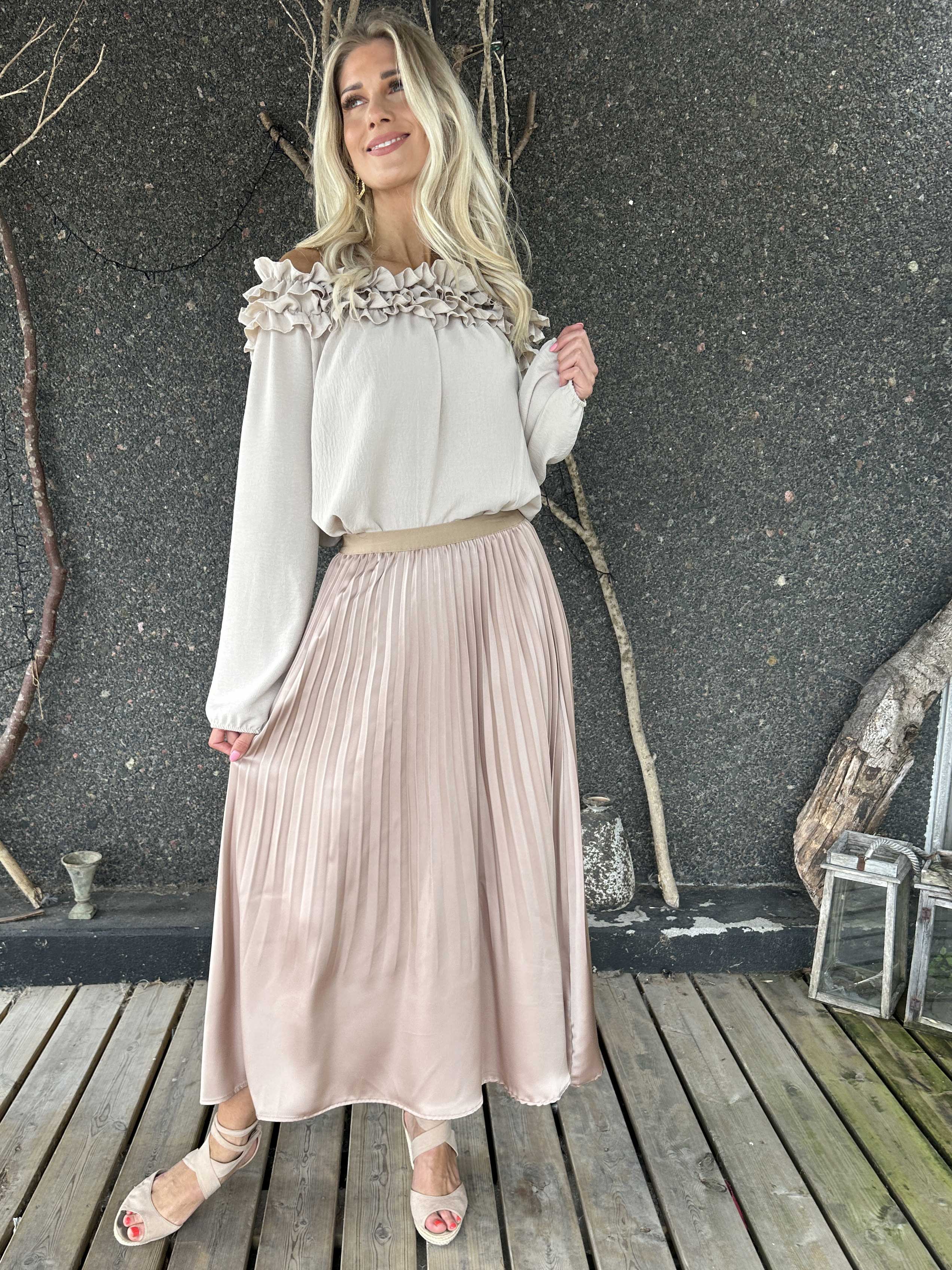 Aglaia - Sød plisseret nederdel i shiny stof